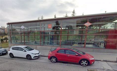 maria tudor coche|Un coche rompe la cristalera, entra dentro de una estación de .